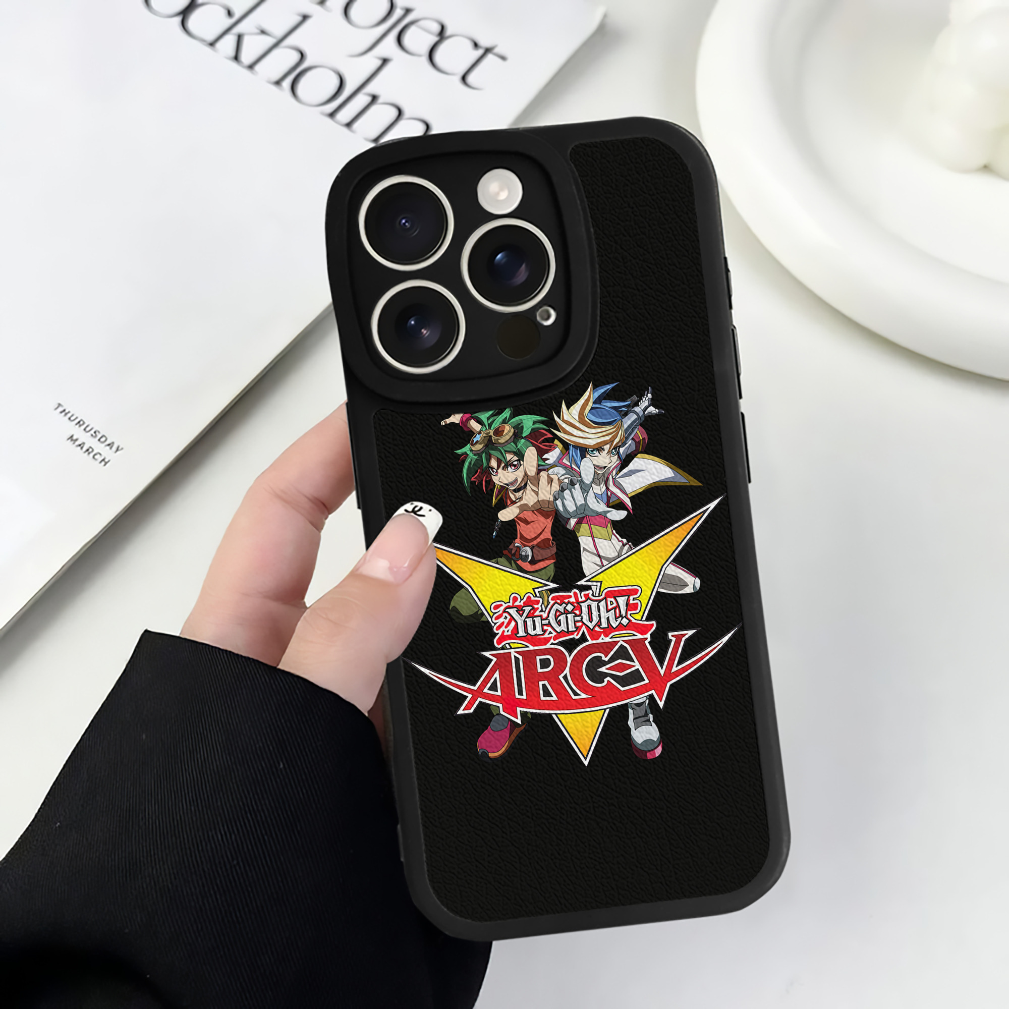 遊☆戯☆王 Yu-Gi-Oh! 【iPhone 16シリーズ対応】シリコンスマホケース（レザー調） 材質：シリコン